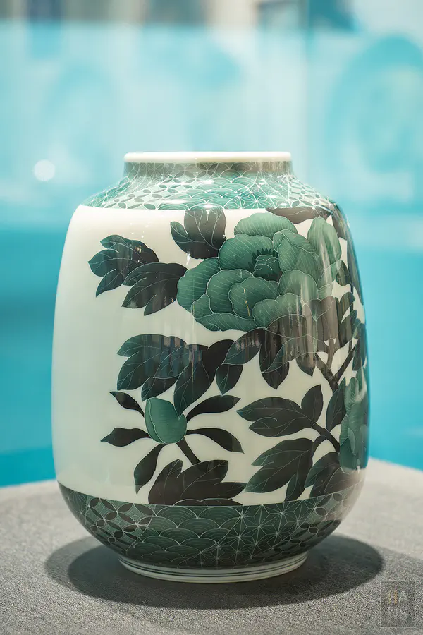 繪有飽滿綠色牡丹圖紋的精緻陶瓷花瓶