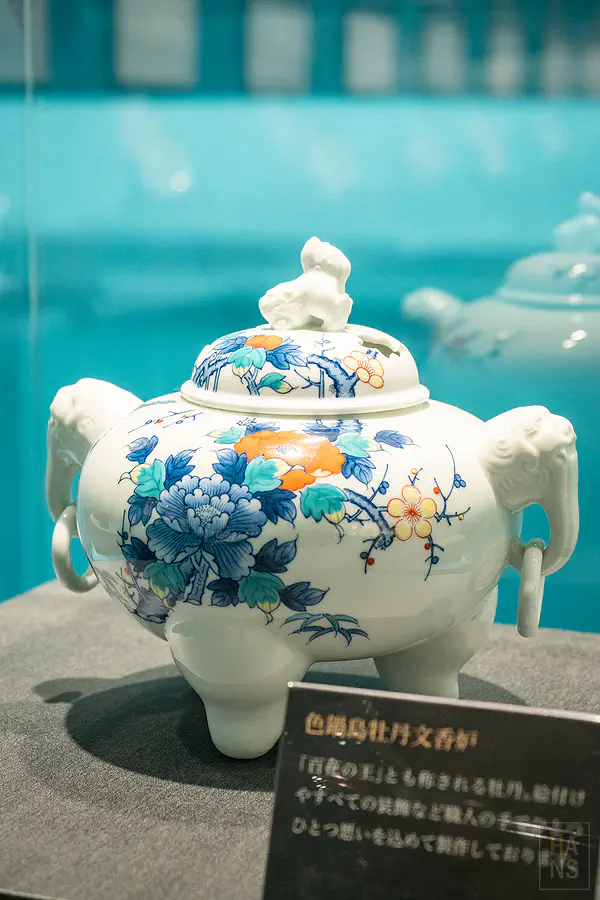 裝飾有藍色牡丹與獅頭雙耳的純白彩繪陶瓷香爐