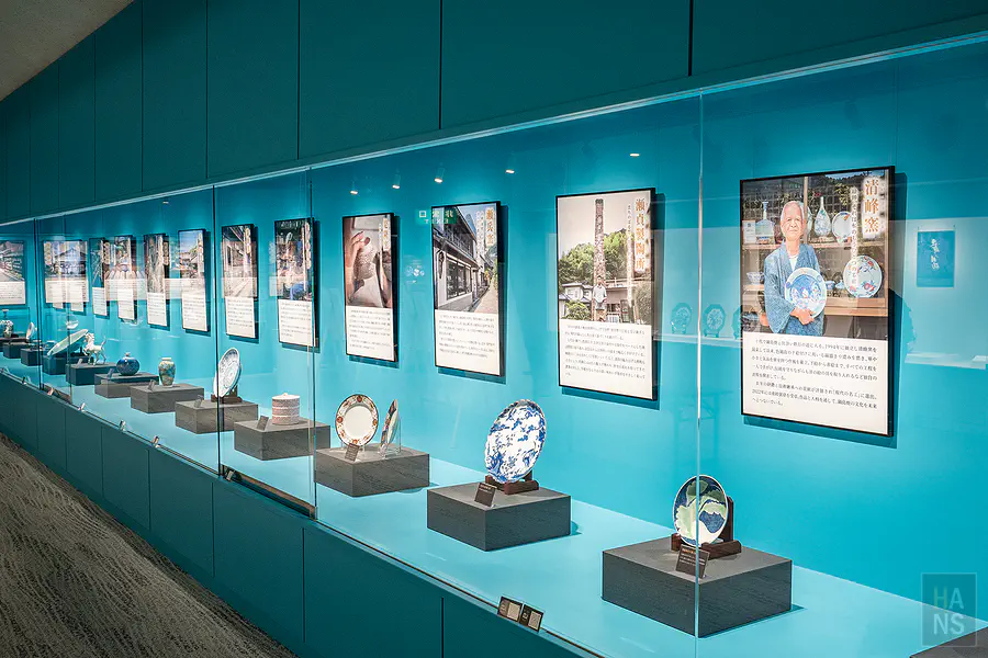 一字排開的玻璃展櫃詳細介紹大川內山各家窯元的歷史與作品