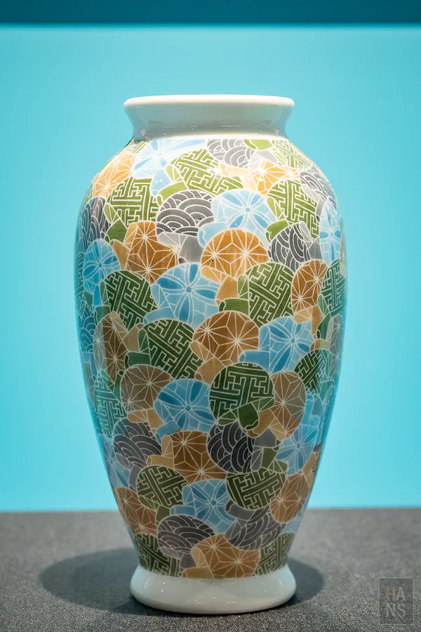 佈滿繽紛細緻幾何圓形交疊圖騰的現代感陶瓷花瓶