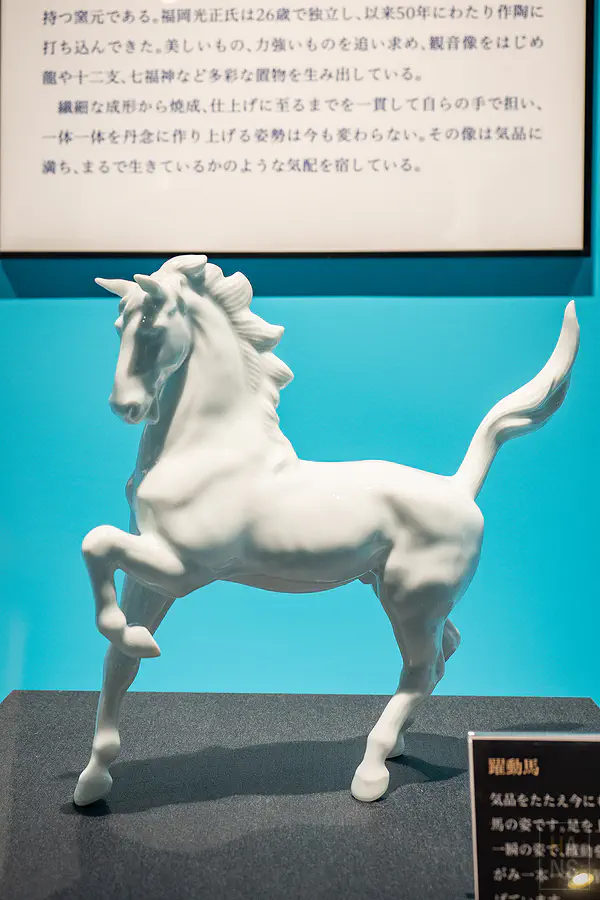 純白無瑕且肌肉線條生動的陶瓷躍馬雕像