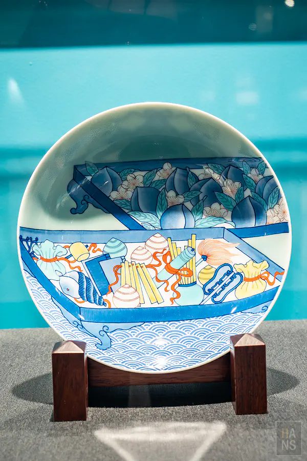 精細描繪各種吉祥寶物與寶盒圖案的日式彩繪淺盤