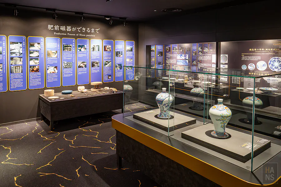 伊萬里有田燒傳統產業會館深色沉穩的常設展區空間