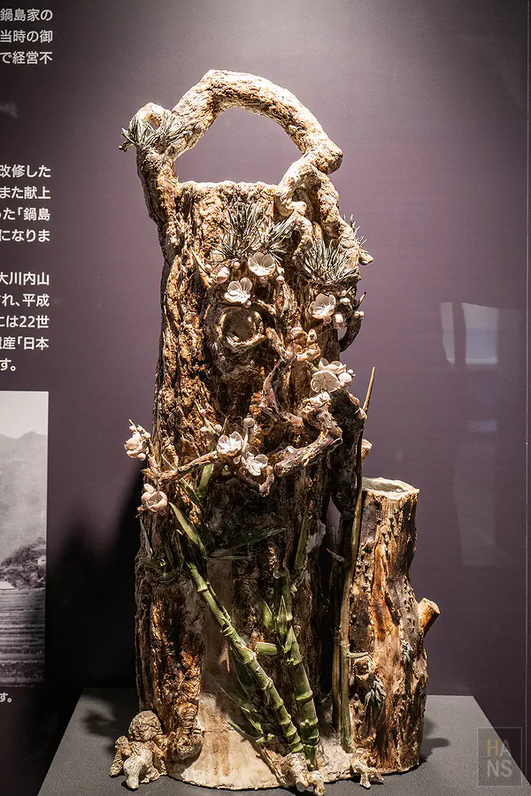 粗獷樹幹造型結合細緻花葉雕塑的大型陶瓷藝術品