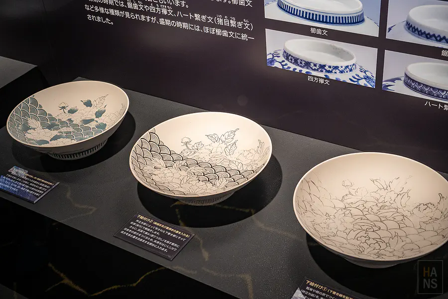 鍋島燒下繪付與細膩線條描繪的半成品瓷盤展示