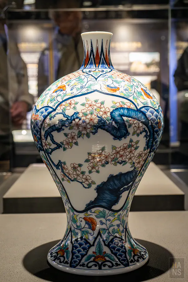 結合傳統青花與繽紛釉彩的精美櫻花紋陶瓷花瓶