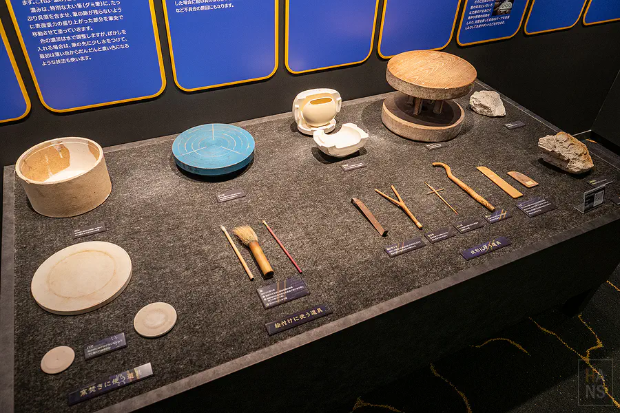 展示各種陶瓷成形與彩繪工具的解說平台