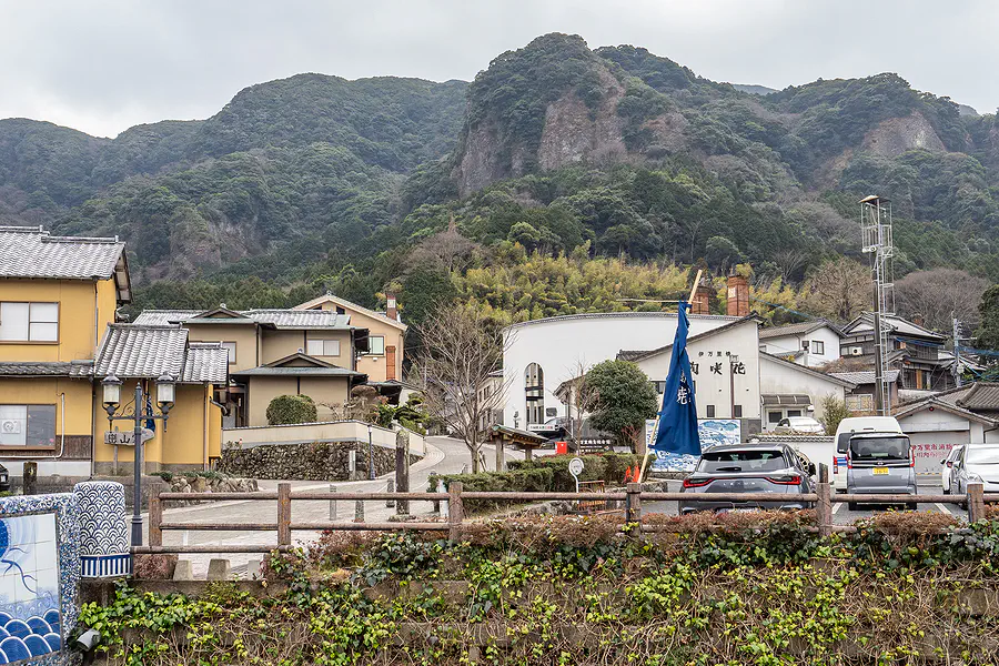 大川內山入口處街道風景與壯麗的山景交織出的寧靜氛圍