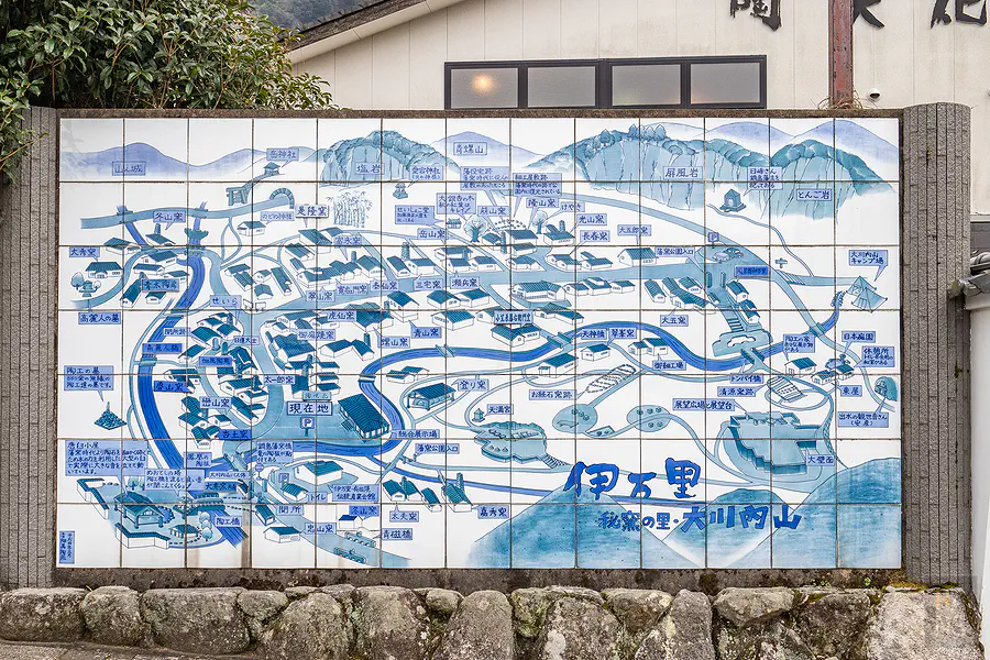 伊萬里大川內山入口處精美的陶瓷拼貼導覽大地圖