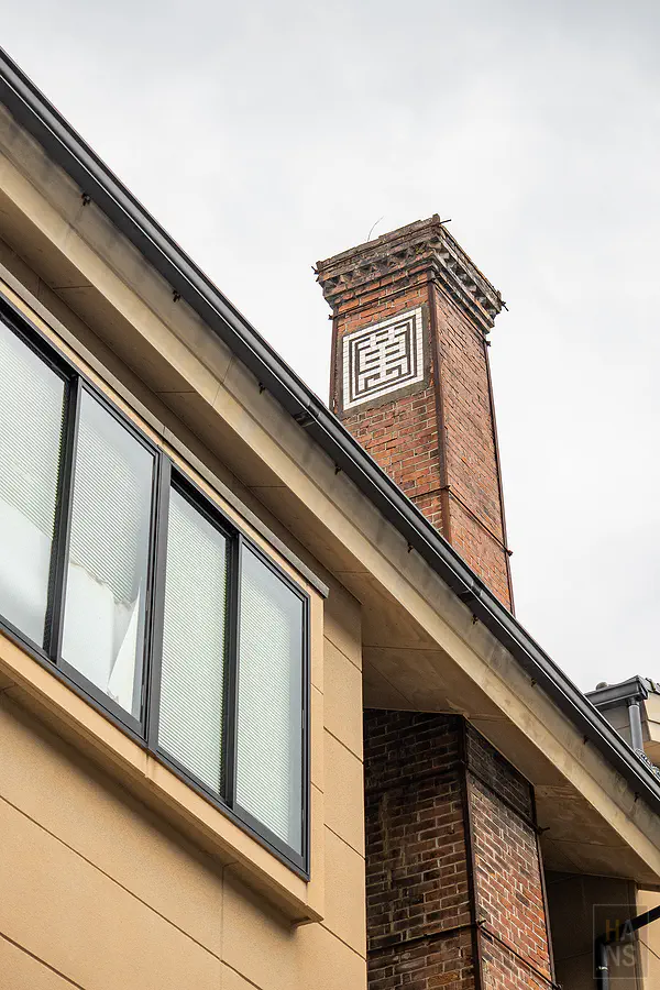 大川內山建築上方的紅磚煙囪與帶有萬字圖騰的陶瓷裝飾