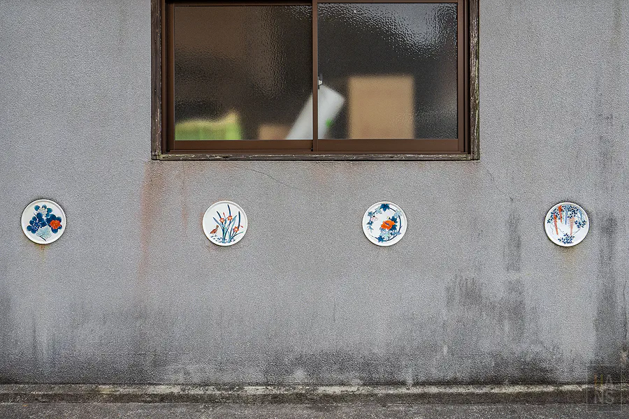 大川內山街道牆面上鑲嵌著精緻的伊萬里燒瓷盤裝飾