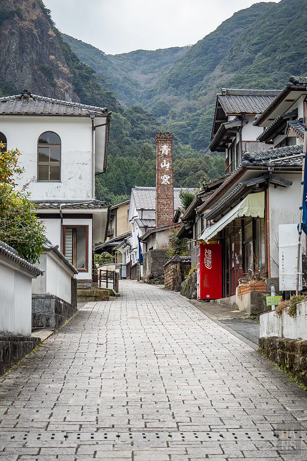 大川內山最經典的青山窯紅磚煙囪與青石板古街風景