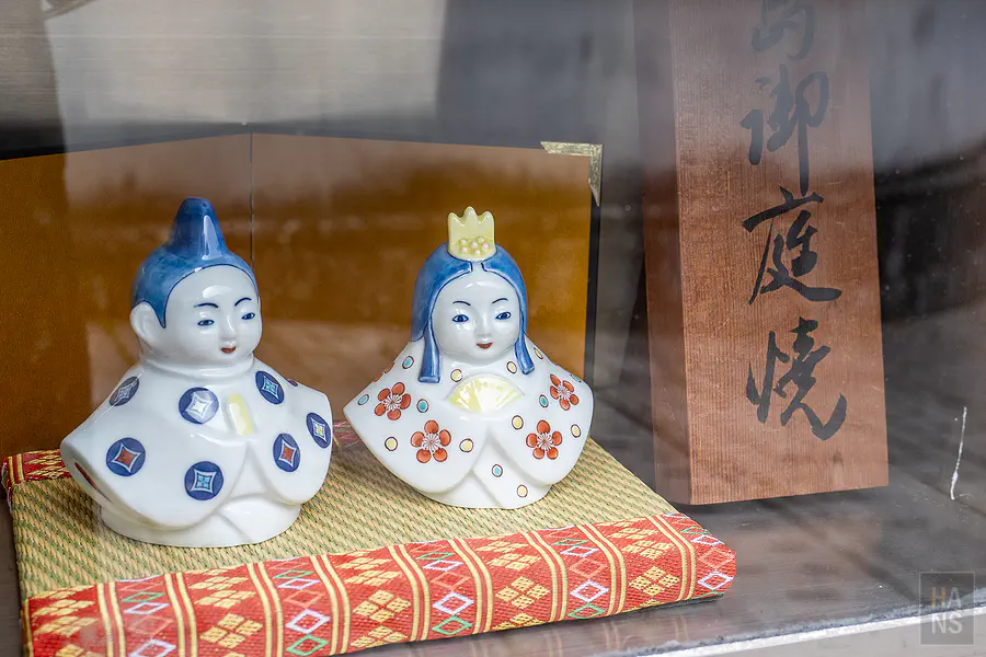大川內山虎仙窯櫥窗內展示的精美陶瓷雛人形