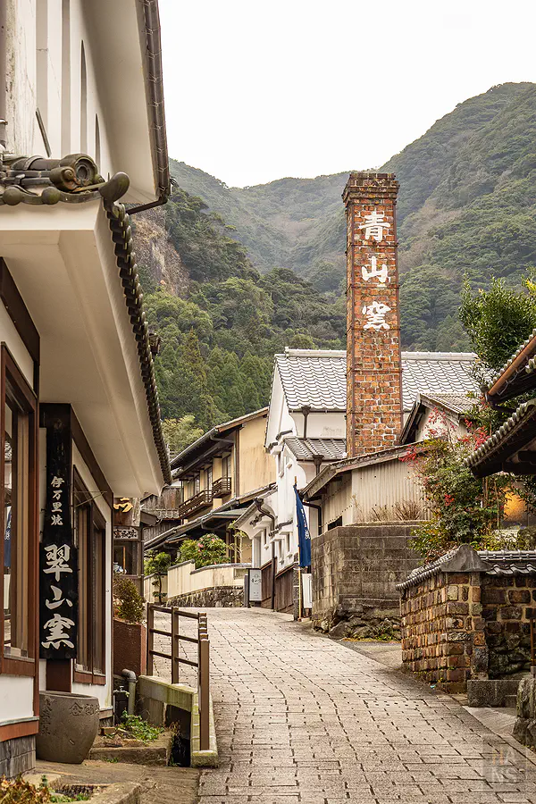加上翠山窯招牌前景的大川內山古街與紅磚煙囪絕美視角