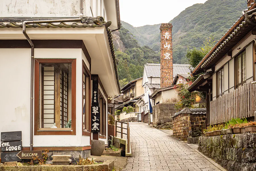 充滿昭和懷舊風情的大川內山木造建築與寧靜石板路