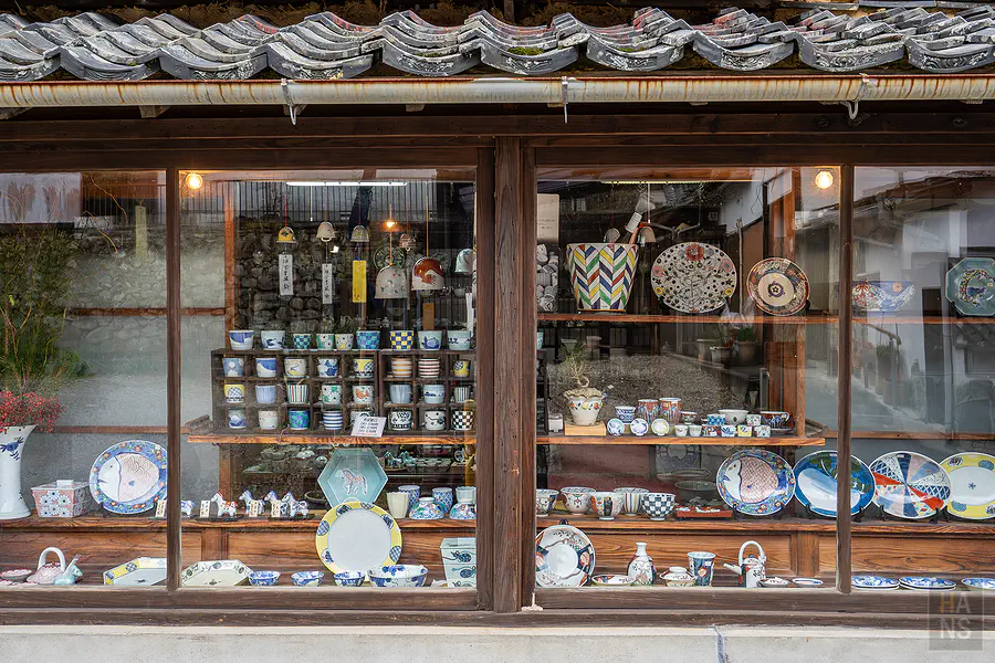 大面積玻璃櫥窗內展示的各種傳統與現代設計感伊萬里燒