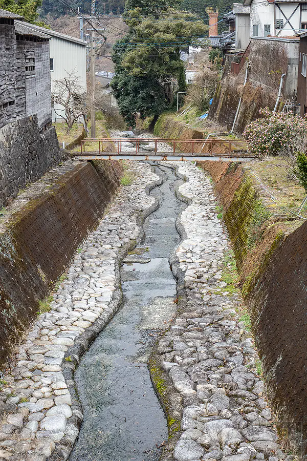 大川內山蜿蜒的卵石溪谷與鐵橋交織出的寧靜冷冽畫面
