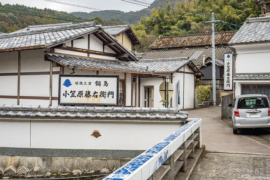 小笠原藤右衛門傳統白牆黑瓦建築與靜謐的街道風景