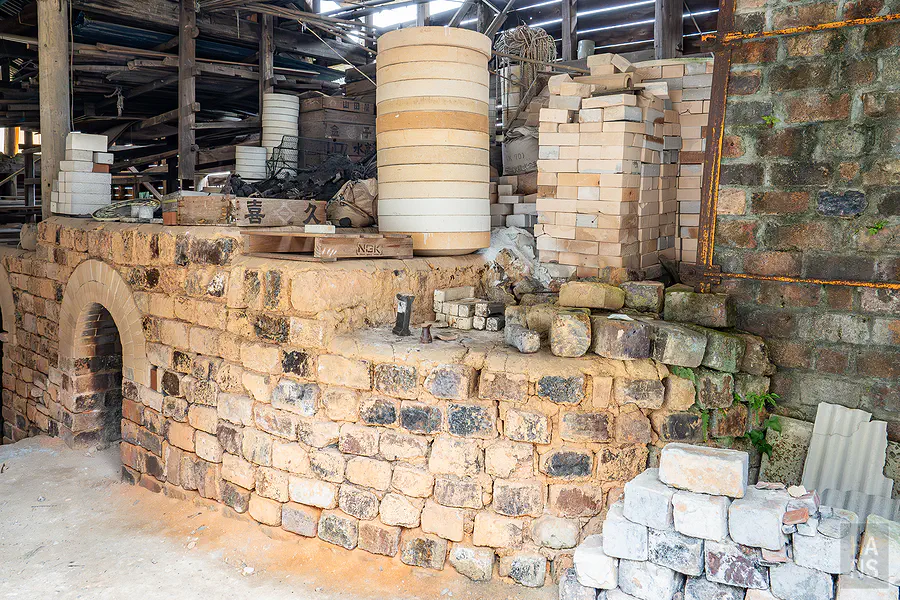 窯場旁堆放的耐火磚與窯具見證了伊萬里燒的製作過程