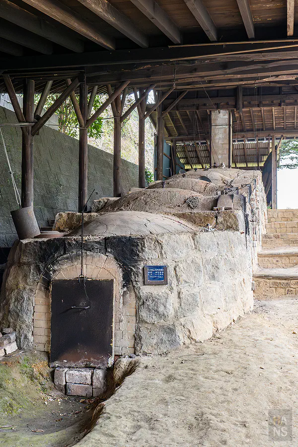 大川內山保存完好的傳統階梯式登窯遺跡展現昔日燒瓷盛況