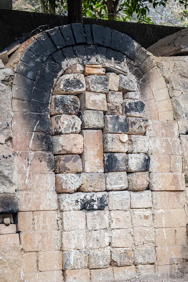 古老登窯被燻黑的磚牆與耐火磚堆疊出的歷史痕跡
