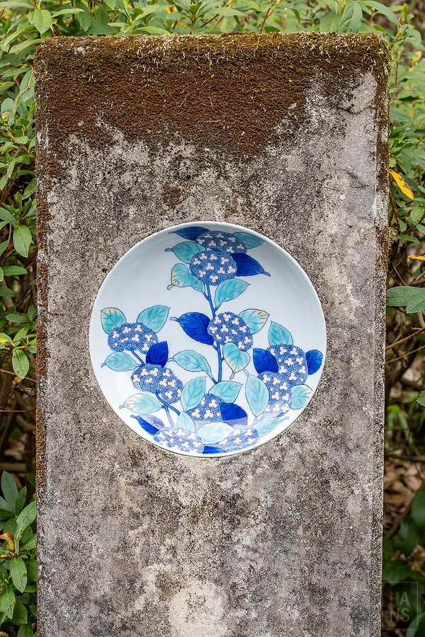 隱藏在石柱中空處的精美繡球花圖樣伊萬里燒瓷盤