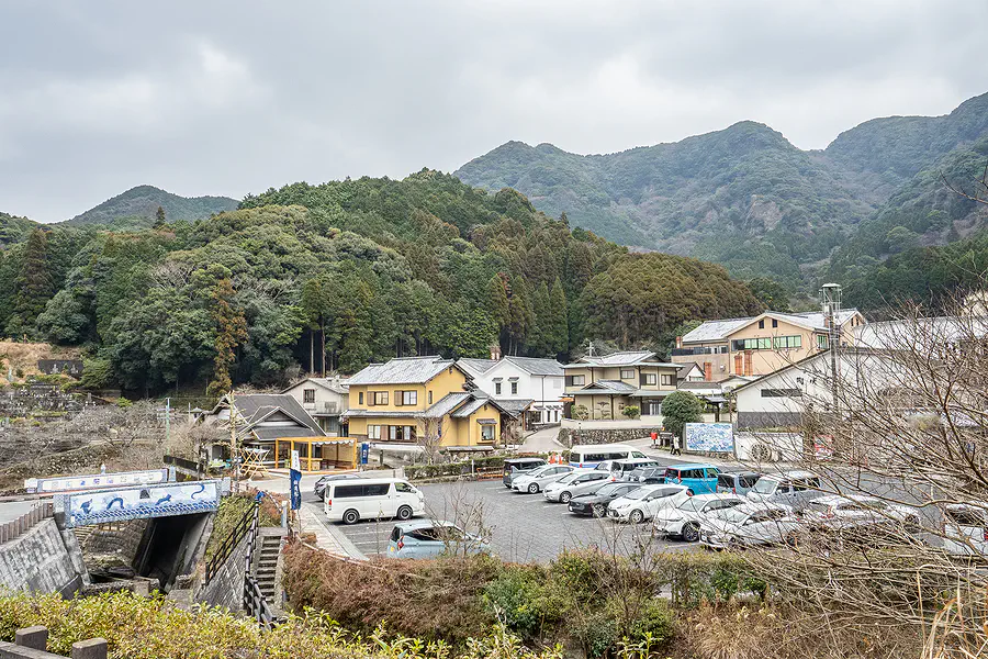 佐賀伊萬里大川內山停車場與群山環抱的寧靜山城風景