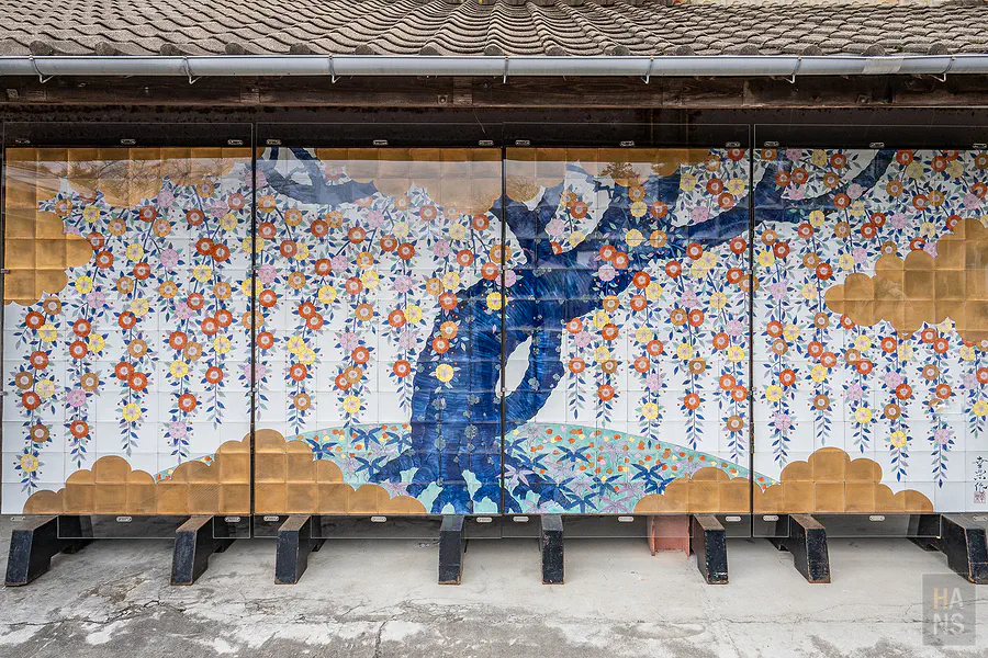 幸樂窯外觀精美且曾參與大型展覽的彩繪瓷磚拼貼牆面