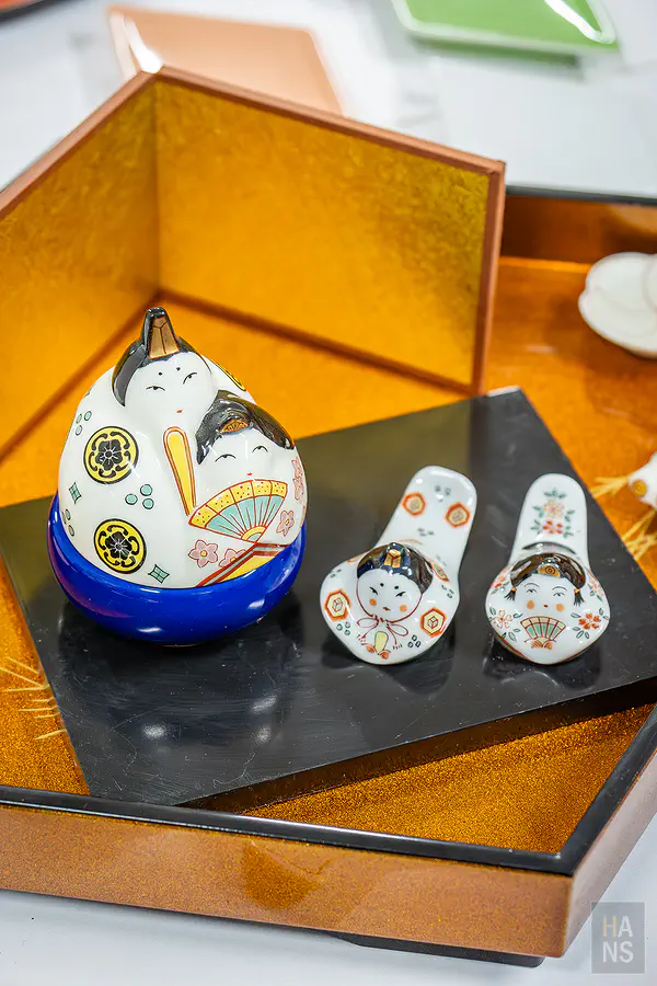 精巧細緻且釉色溫潤的有田燒造型筷架與小擺飾