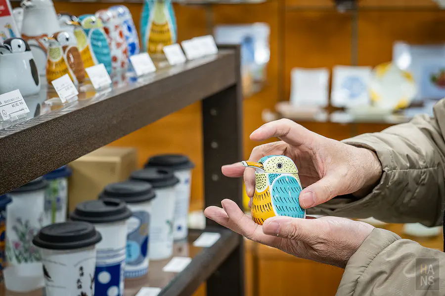 翰斯手持鳥型醬油瓶展示其精巧流線的設計