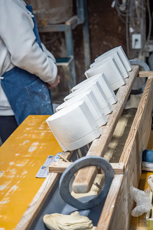 整排準備進行倒漿作業的精準石膏模具