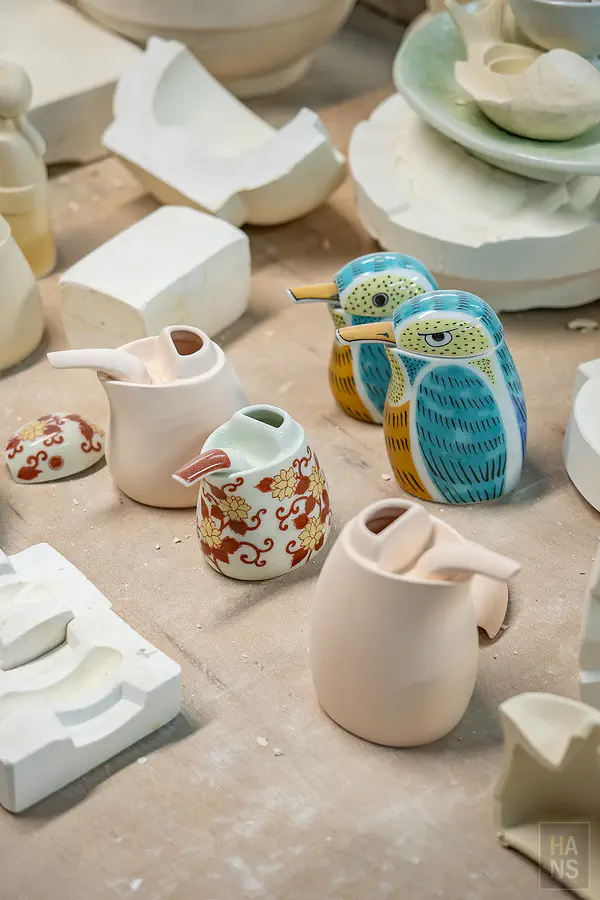剛脫模的素色瓷器與完成華麗彩繪的鳥型醬油瓶