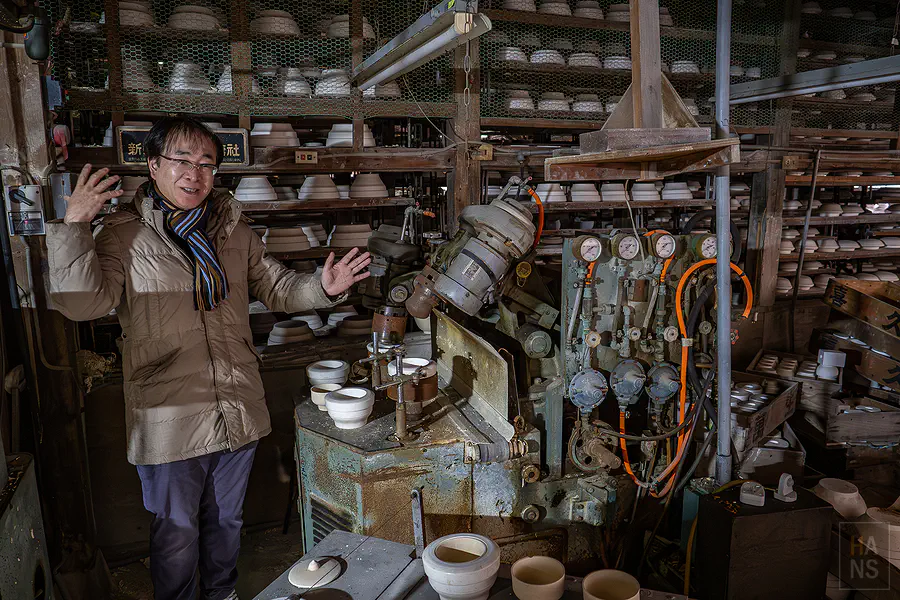 熱情生動為我們導覽工廠的幸樂窯德永隆信社長