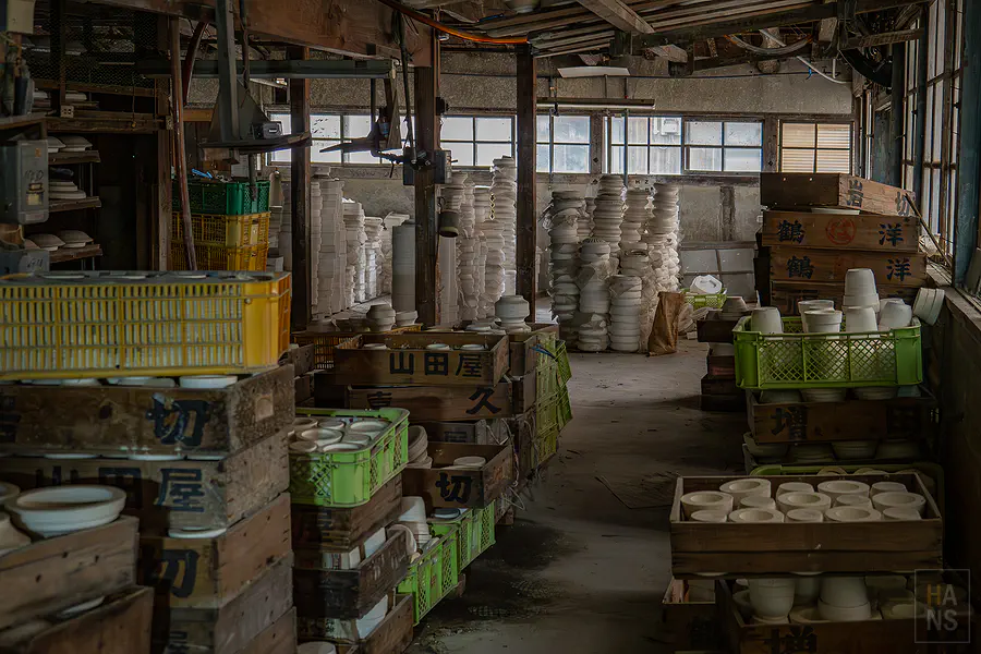 工廠內堆疊整齊的有田燒半成品與裝載木箱