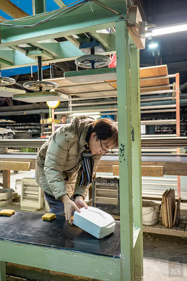 熱情生動為我們導覽工廠的幸樂窯德永隆信社長