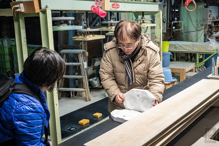 熱情生動為我們導覽工廠的幸樂窯德永隆信社長