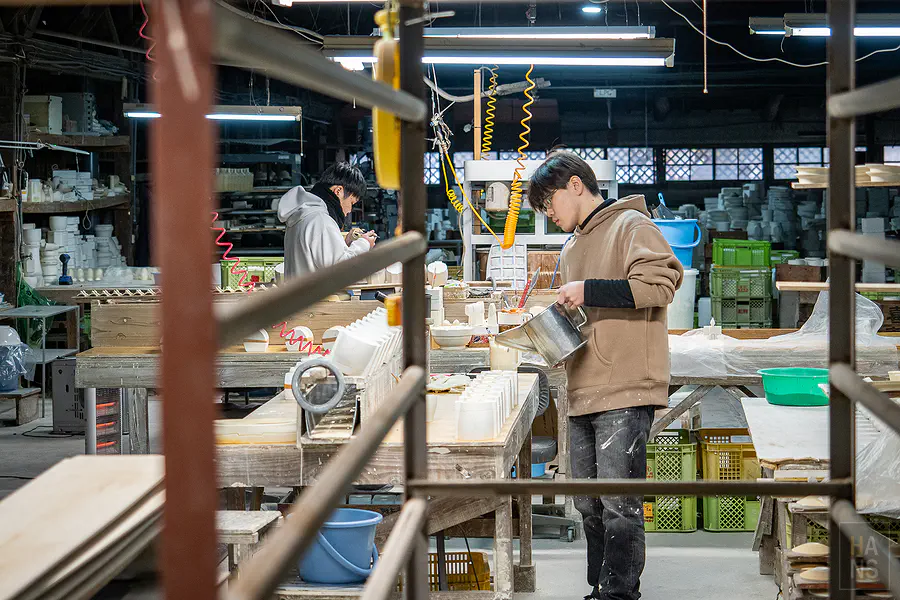 幸樂窯職人們在各自崗位專注工作的廣大廠區