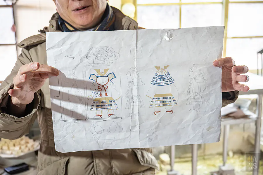 德永社長展示精細的將軍造型有田燒設計圖