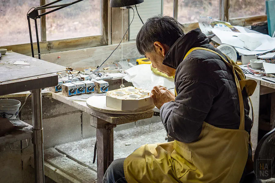 幸樂窯模具開發室內全神貫注雕琢細節的師傅