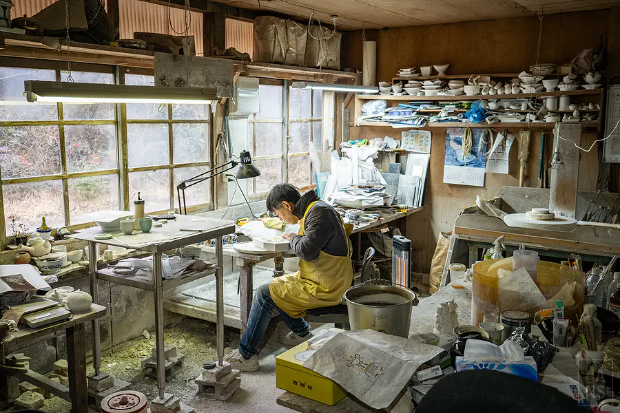 幸樂窯模具開發室內全神貫注雕琢細節的師傅