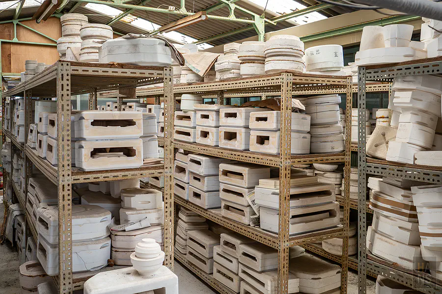 幸樂窯架上滿滿的歷代有田燒石膏模具