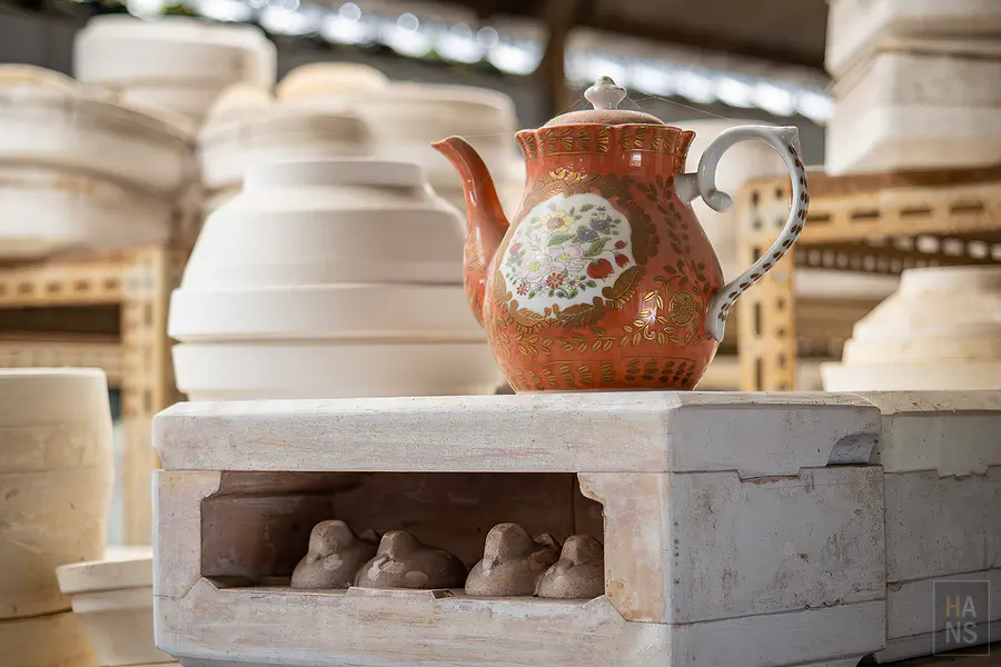 工廠內各式各樣不同形狀與大小的陶瓷模具