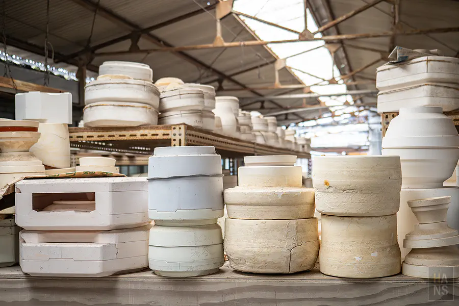 工廠內各式各樣不同形狀與大小的陶瓷模具