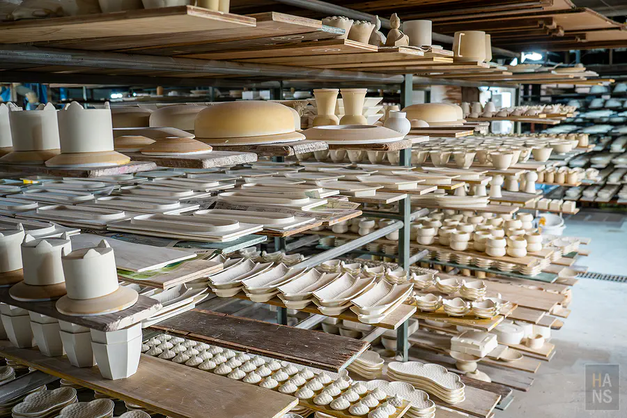 層架上擺滿了等待高溫燒製的有田燒素坏