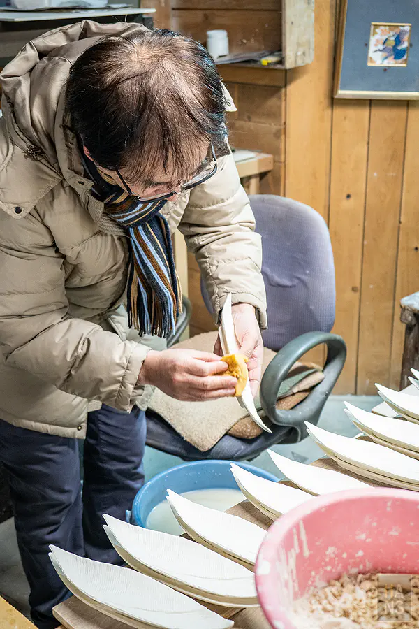 德永社長小心翼翼地示範未燒製素坏的處理方式