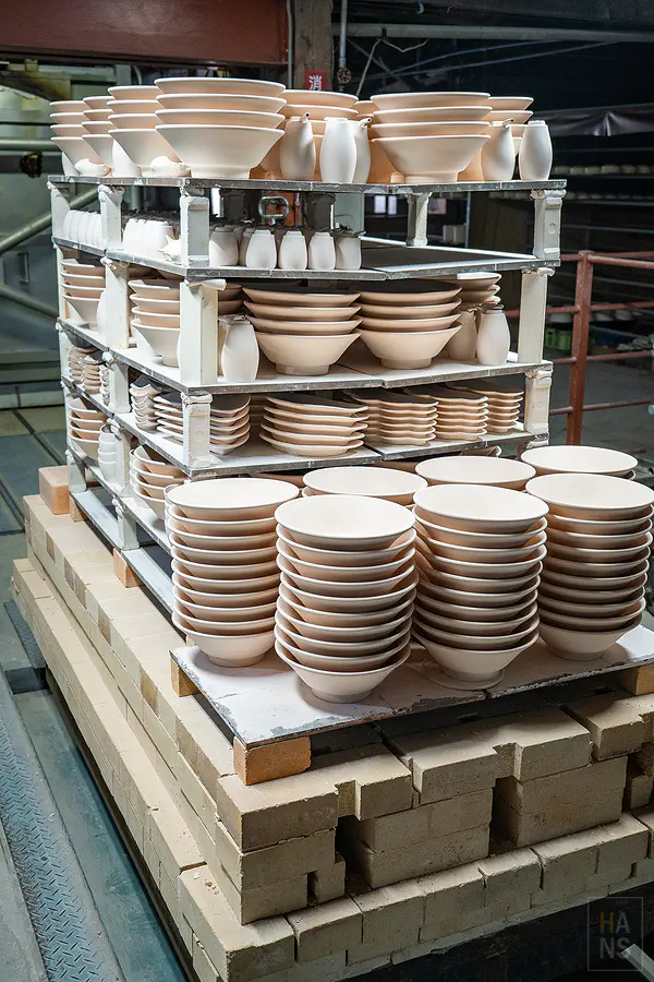 準備推入大型高溫窯爐燒製的整車陶瓷器皿