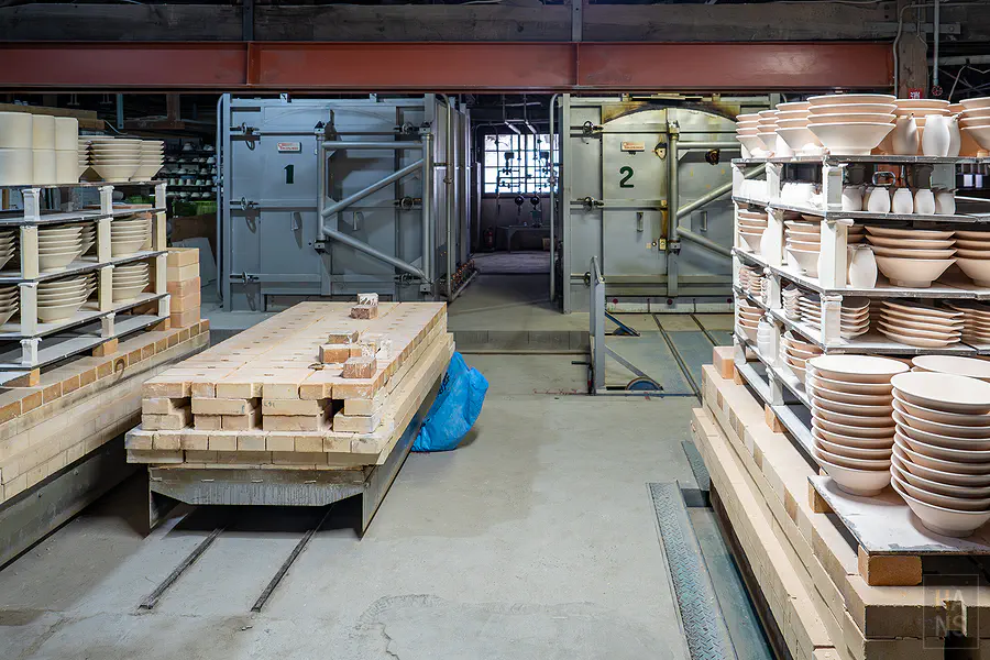 準備推入大型高溫窯爐燒製的整車陶瓷器皿