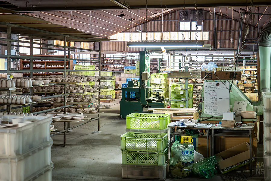 幸樂窯職人們在各自崗位專注工作的廣大廠區