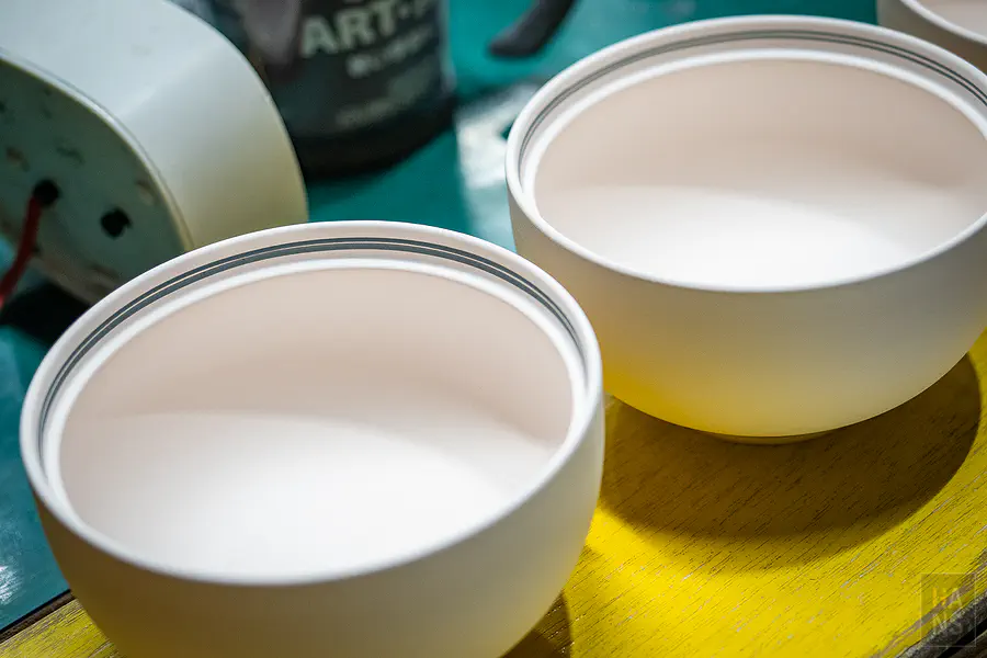 職人手工繪製出筆直完美的碗邊幾何線條