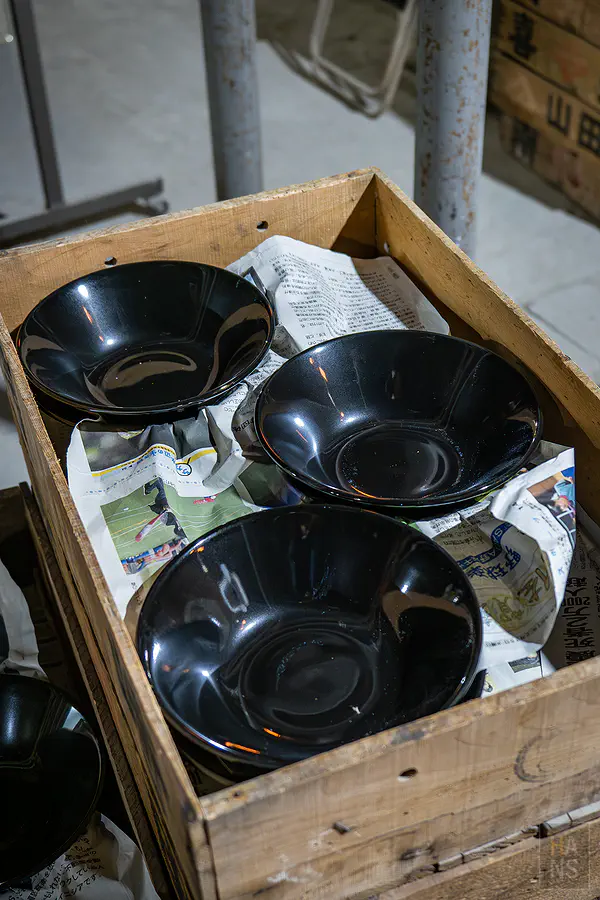 幸樂窯廠內發現熟悉的黑色一蘭拉麵素碗